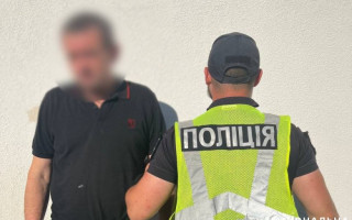 У Києві чоловік підірвав гранату: більше десятка пошкоджених авто