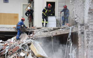 Ракетний удар по багатоповерхівці в Дніпрі: на зв'язок вийшли двоє людей