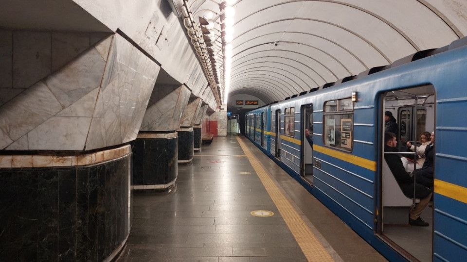 Кияни  просять встановити захисні екрани на станціях метро