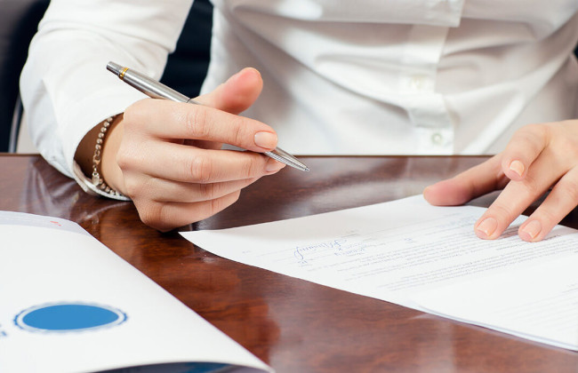 Может ли работник расторгнуть срочный трудовой договор по собственной инициативе: разъяснение