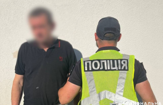 В Киеве мужчина взорвал гранату: более десятка поврежденных авто