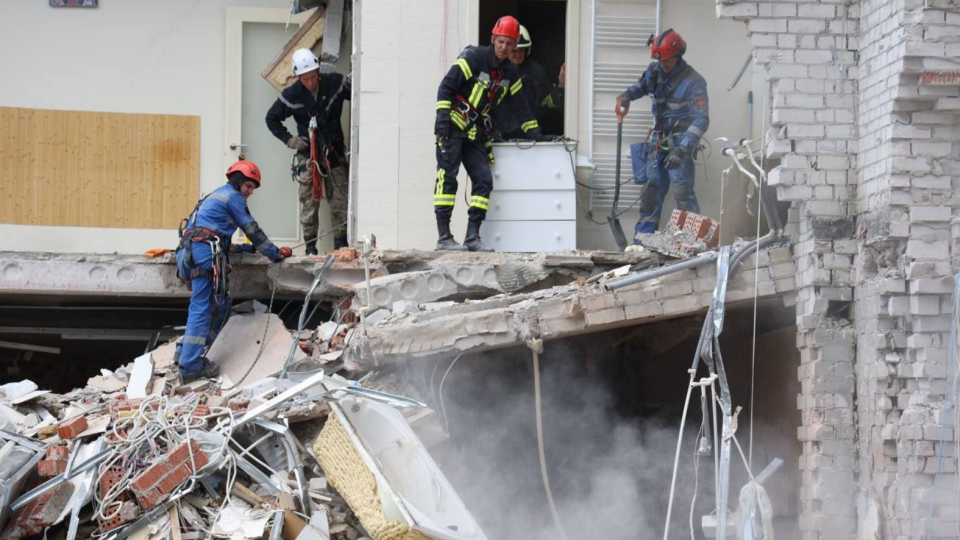 Ракетный удар по многоэтажке в Днепре: на связь вышли два человека