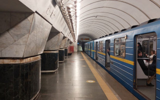 Кияни  просять встановити захисні екрани на станціях метро