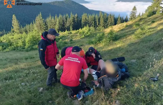 В Карпатах спасатели помогли травмированному туристу
