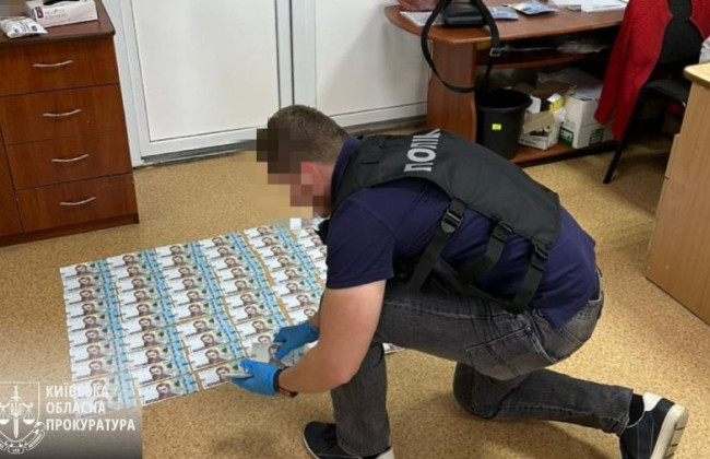 Брали взятки за положительные выводы относительно качества продуктов: разоблачили служащих госпредприятия