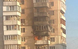 У Києві уламки збитої ракети пошкодили багатоповерхівку: фото руйнувань