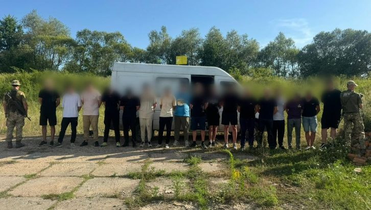 На Закарпатье задержали 17 уклонистов, которые бежали в Венгрию на микроавтобусе