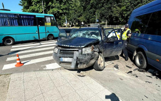 У Рівному маршрутка зіштовхнулася з позашляховиком – є постраждалі