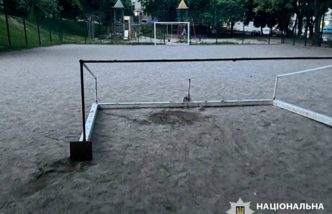 На Киевщине на 10-летнего подростка упали футбольные ворота