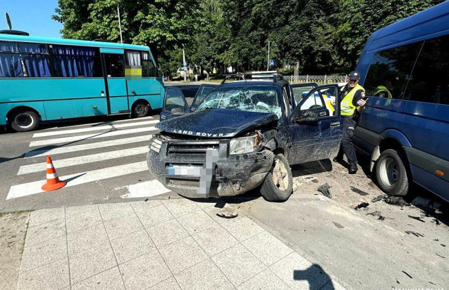 В Ровно маршрутка столкнулась с внедорожником – есть пострадавшие
