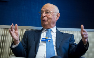 Засновника Всесвітнього економічного форуму у Давосі звинуватили в ейджизмі та переслідуванні жінок