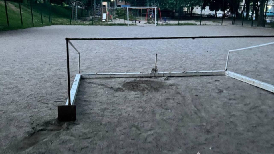 На Киевщине на 10-летнего подростка упали футбольные ворота
