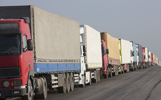 Польща призупинила пропуск українських вантажівок