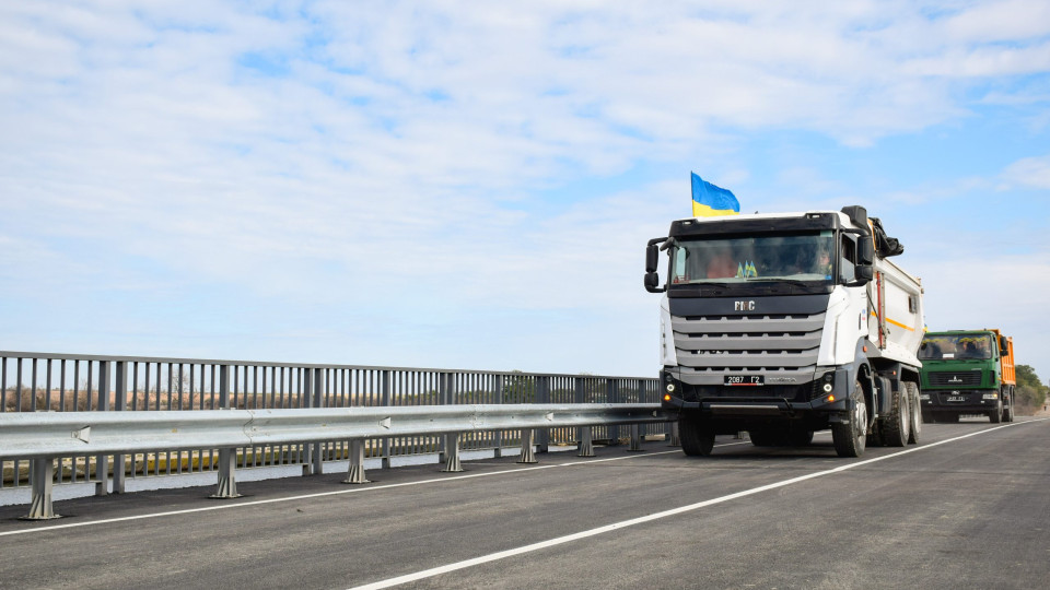 Уряд виділив понад 2,38 млрд гривень на відновлення доріг у прифронтових регіонах