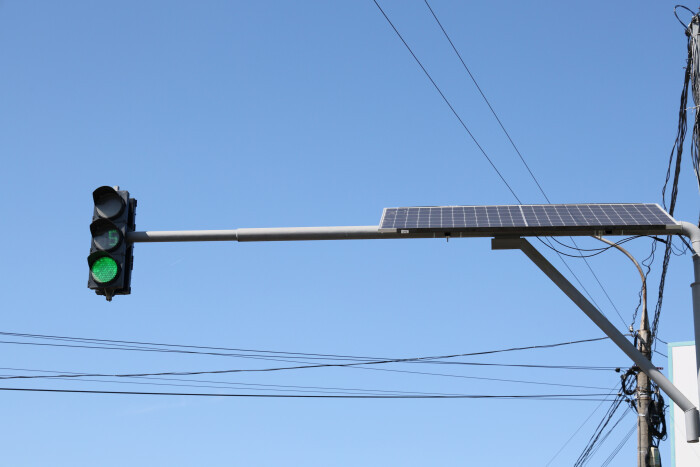 В Луцке устанавливают солнечные панели на светофорах