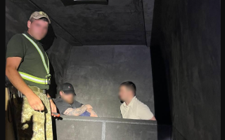 На Закарпатті чоловік намагався перевезти за кордон у ніші мікроавтобусу двох військовозобов’язаних і 20 тисяч пачок цигарок, фото