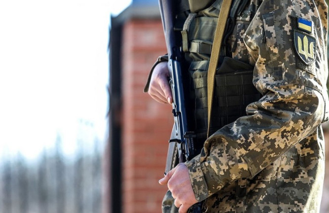 В Николаеве военный самовольно покинул часть и избил водителя троллейбуса: как его наказали