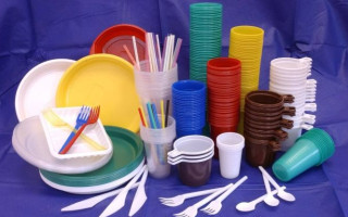 В Україні хочуть заборонити одноразовий посуд і пластикові лотки для їжі