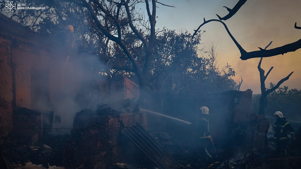На Миколаївщині масштабна пожежа сухостою перекинулася на житлові будинки – ДСНС