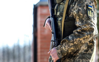 У Миколаєві військовий самовільно залишив частину і побив водійку тролейбуса: як його покарали