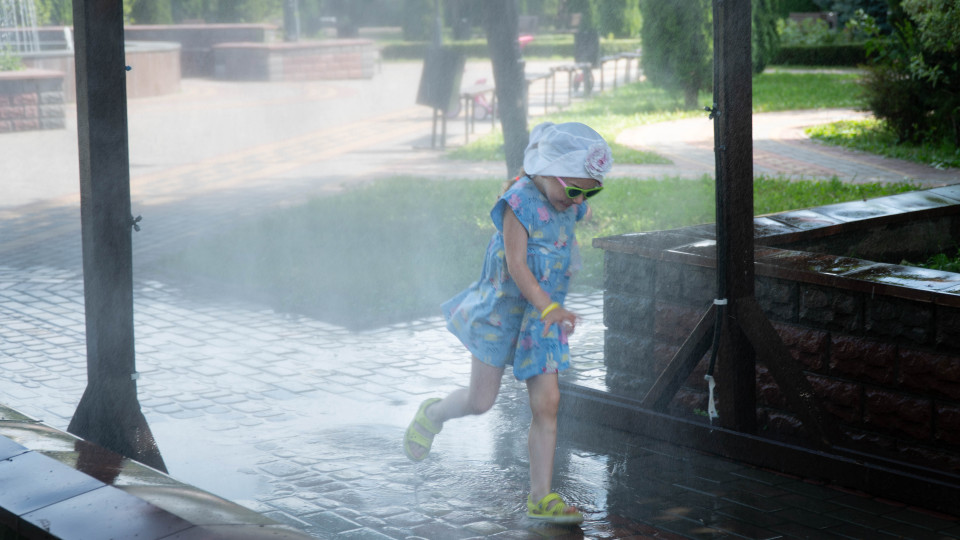 У Києві у парках, скверах і в центрі міста встановлюють рамки-розпилювачі води