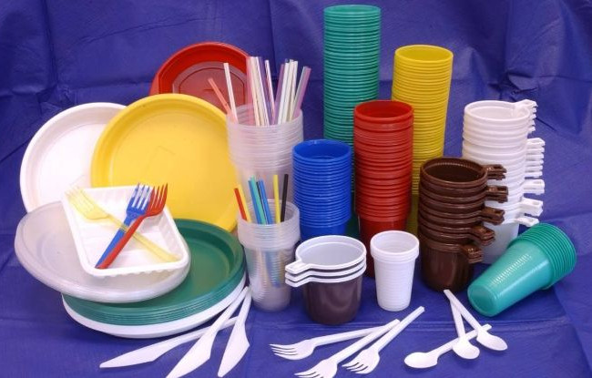 В Украине хотят запретить одноразовую посуду и пластиковые лотки для еды
