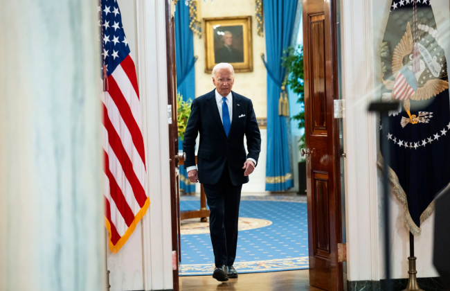 Байден после дебатов взвешивает, продолжать ли участие в выборах – СМИ