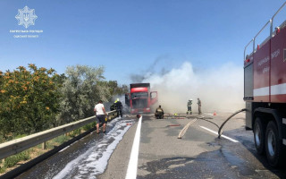 В Одесі спалахнула вантажівка, яка перевозила папір: фото