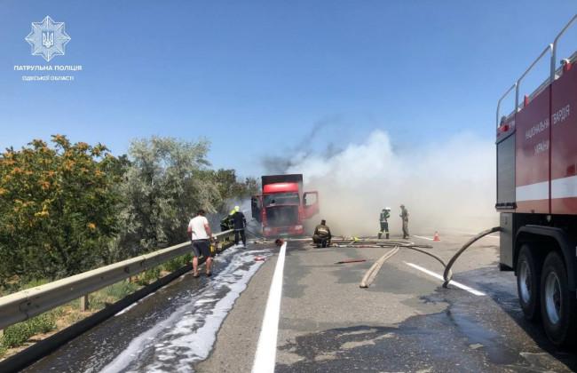 В Одессе загорелся грузовик, который перевозил бумагу: фото