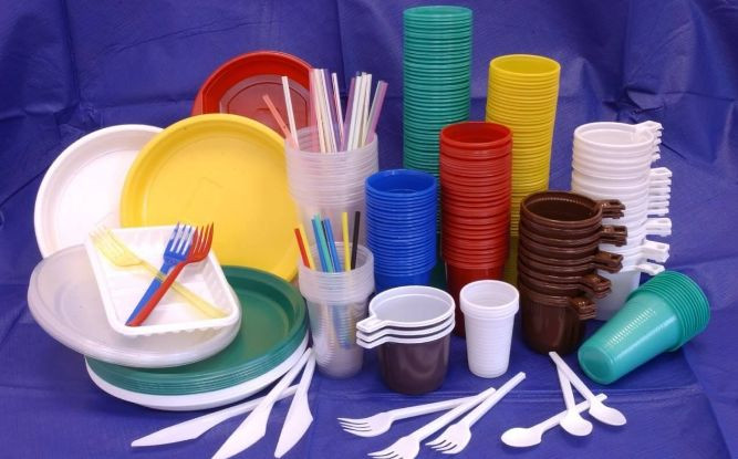 В Украине хотят запретить одноразовую посуду и пластиковые лотки для еды