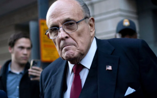 Суд позбавив права на юридичну практику колишнього адвоката Трампа — Руді Джуліані