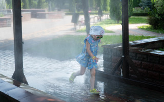 В Киеве в парках, скверах и центре города устанавливают рамки-распылители воды