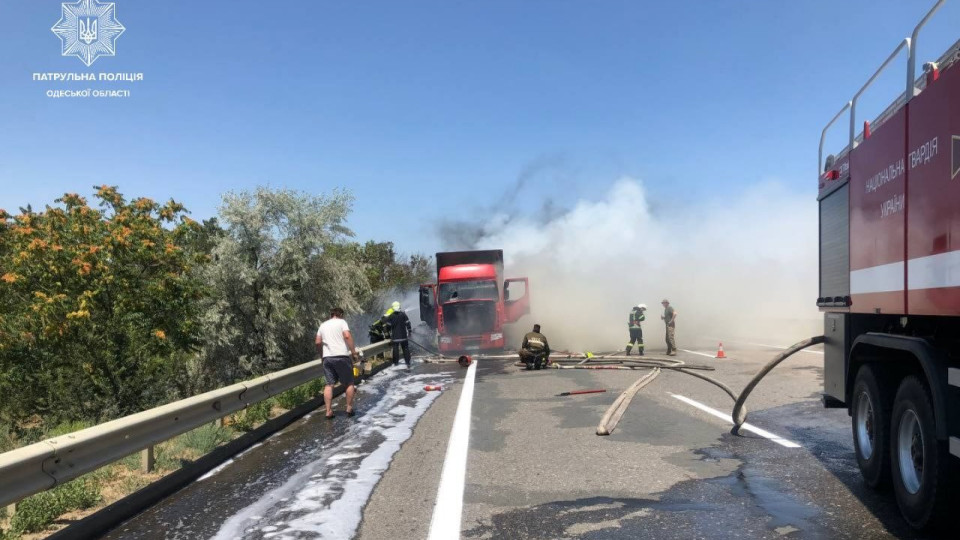В Одессе загорелся грузовик, который перевозил бумагу: фото