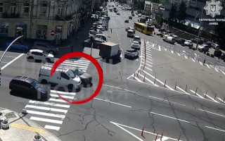 У Києві на перехресті дорогу не поділили Hyundai та Renault: момент ДТП потрапив на відео