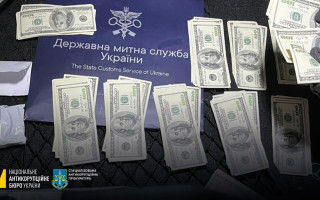 Посадовців митниці викрили на хабарі за «допомогу» у безперешкодному проходженні митного контролю