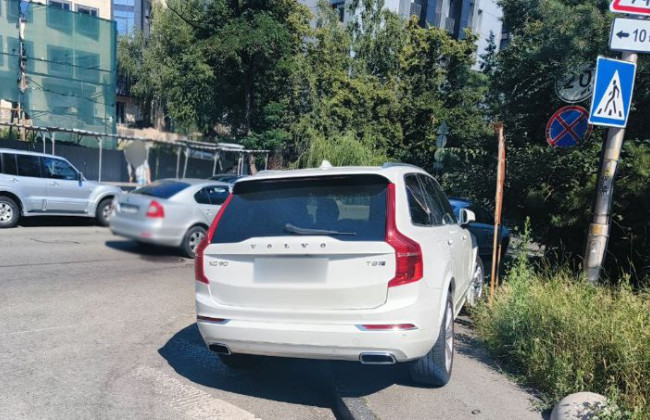 В Киеве наказали «героя парковки» на Volvo, который заблокировал движение пешеходам