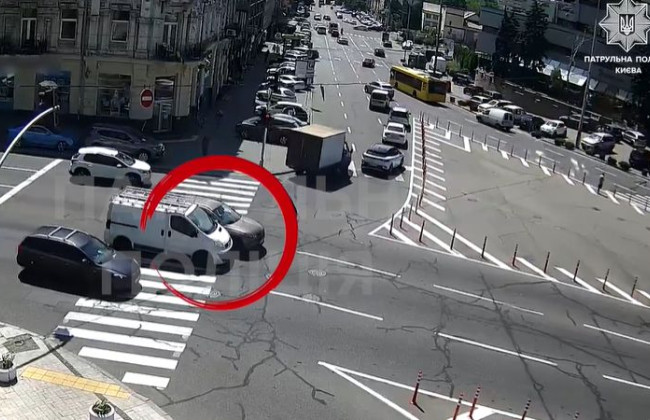 В Киеве на перекрестке дорогу не поделили Hyundai и Renault: момент ДТП попал на видео