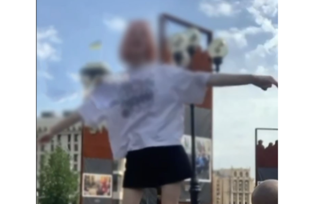 В Киеве 16-летняя блогерша танцевала под российский трек возле мемориала Героев Небесной Сотни