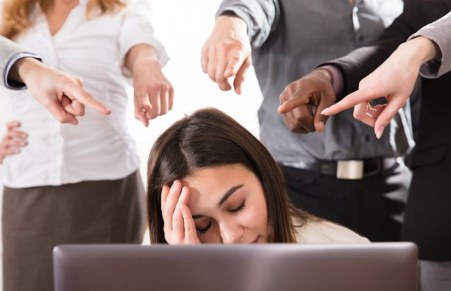 При каких условиях работник из-за совершения работодателем моббинга имеет право на компенсацию: разъяснение