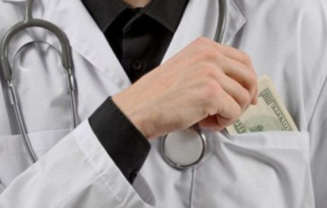 Требовала $1200 взятки за продолжение ІІІ группы инвалидности: на Львовщине будут судить семейного врача