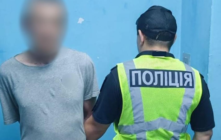 Пенсіонера побили та вкрали телефон у під’їзді: нападнику загрожує до 10 років в’язниці