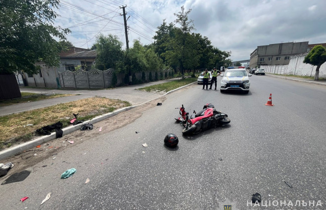 В Винницкой области нетрезвый водитель легковушки сбил женщину с несовершеннолетней девушкой на скутере