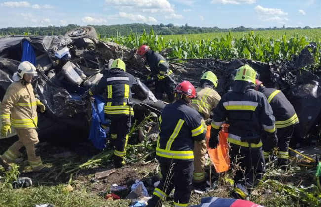 На Ровенщине автоцистерна столкнулась с маршрутным микроавтобусом – 14 человек погибли