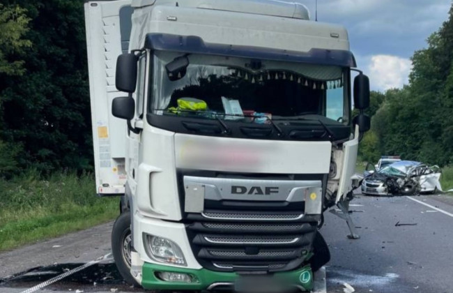 На Львовщине грузовик столкнулся с легковушкой: погибла водитель, двое детей в больнице