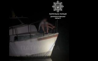 У Дніпрі відпочивальники стали заручниками катеру, який віднесло течією від берега