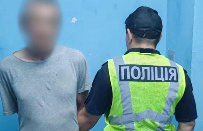 Пенсионера избили и украли телефон в подъезде: нападавшему грозит до 10 лет тюрьмы