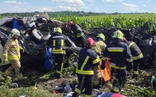 На Рівненщині автоцистерна зіткнулася із маршрутним мікроавтобусом – 14 осіб загинуло