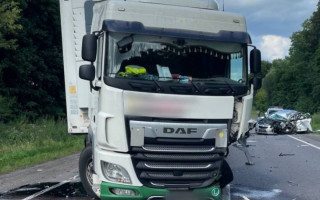 На Львівщині вантажівка зіткнулася з легковиком: загинула водійка, двоє дітей у лікарні