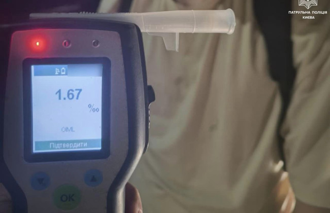 На Большой Кольцевой дороге в Киеве водитель влетел в металлическое ограждение и чудом не пострадал