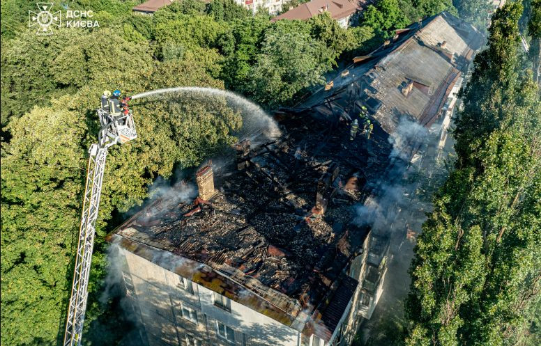 У Києві сталася масштабна пожежа у багатоповерхівці, фото та відео